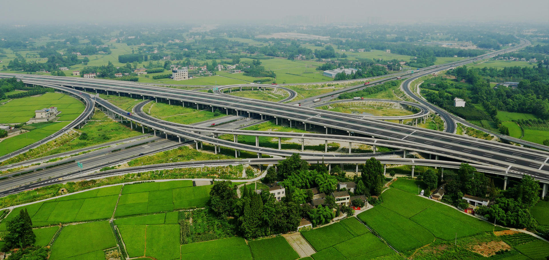 以百年基業為夢，以群策之力鑄帆，建一項工程，豎一座豐碑